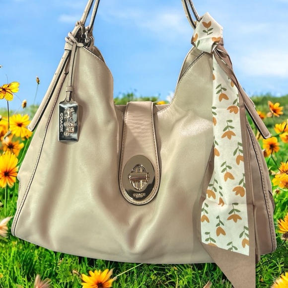 Coach Cream and Gold Hobo Bag with BUTTER SOFT LUXURIOUS LEATHER VERY CLASSY - Picture 9 of 13